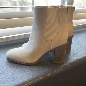 It’s boot season!  These are beautiful, white suede boots!